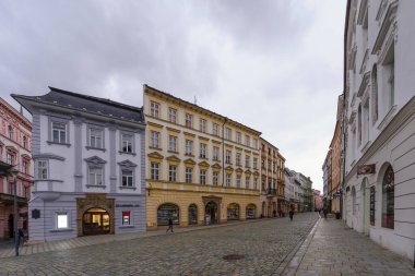 Olomouc, Çek Cumhuriyeti - 24 Eylül 2025: Çek Cumhuriyeti 'nin Moravya kentindeki eski Olomouc kasabasında çeşitli binaların bulunduğu bir caddenin manzarası