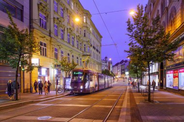 Brno, Çek Cumhuriyeti - 25 Eylül 2025: Çek Cumhuriyeti 'nin eski Brno kentindeki tramvaylı ana cadde manzarası