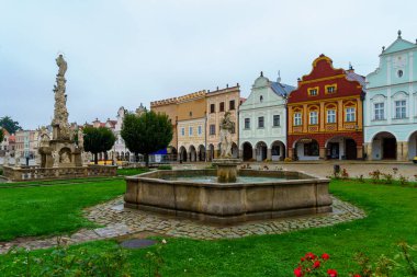 Telc, Çek Cumhuriyeti - 26 Eylül 2025: Çek Cumhuriyeti 'nin Vysocina Bölgesi, Telc' teki Hradec Meydanı Zacharias manzarası