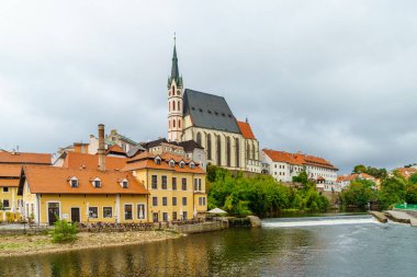 Cesky Krumlov, Çek Cumhuriyeti - 26 Eylül 2025: Vltava Nehri ve St. Vitus Kilisesi, Cesky Krumlov, Çek Cumhuriyeti 'nin Güney Bohem Bölgesi