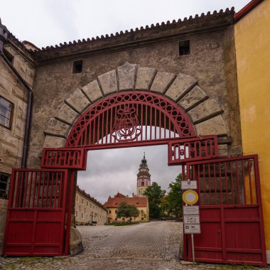 Cesky Krumlov, Çek Cumhuriyeti - 26 Eylül 2025: Çek Cumhuriyeti 'nin Güney Bohem Bölgesi Cesky Krumlov' daki kale kapısı manzarası