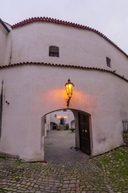 Cesky Krumlov, Çek Cumhuriyeti - 27 Eylül 2025: Çek Cumhuriyeti 'nin Güney Bohem Bölgesi, Cesky Krumlov' daki St. Vitus Kilisesi manzarası