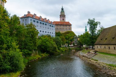 Cesky Krumlov, Çek Cumhuriyeti - 27 Eylül 2025: Çek Cumhuriyeti 'nin Güney Bohemya Bölgesi Cesky Krumlov' da kaleyle birlikte Vltava Nehri manzarası
