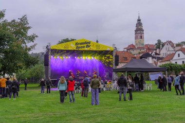 Cesky Krumlov, Çek Cumhuriyeti - 27 Eylül 2025: Saint Wenceslas Kutlamaları, müzik gösterisiyle, Çek Cumhuriyeti 'nin Güney Bohemya Bölgesi Cesky Krumlov' da