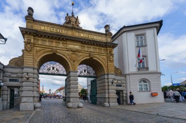 Plzen, Çek Cumhuriyeti - 28 Eylül 2025: Çek Cumhuriyeti 'nin Bohemya Bölgesi, Plzen' de yerel halk ve ziyaretçilerle birlikte tarihi bira fabrikasının kapısı