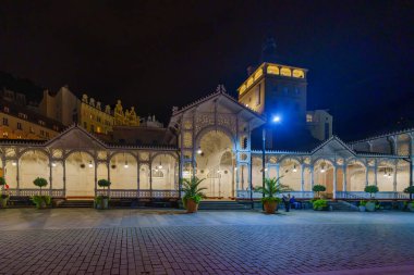 Karlovy Vary, Çek Cumhuriyeti - 28 Eylül 2025: Çek Cumhuriyeti 'nin Karlovy Vary kentindeki Pazar Sömürgesi' nin akşam manzarası