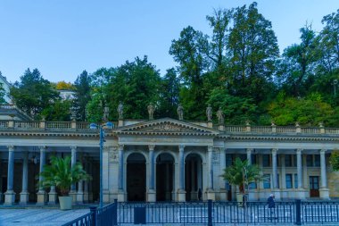 Karlovy Vary, Çek Cumhuriyeti - 29 Eylül 2025: Çek Cumhuriyeti 'nin Karlovy Vary kentinde Mill Colonnade manzarası