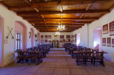 Madalyon, Çek Cumhuriyeti - 29 Eylül 2025: Çek Cumhuriyeti 'nin Loket Kalesi, Madalyon, Karlovy Vary Bölgesi, Çek Cumhuriyeti' ndeki şövalye yemek salonunun görüntüsü