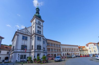 Loket, Çek Cumhuriyeti - 29 Eylül 2025: Çek Cumhuriyeti 'nin Karlovy Vary Bölgesi, Madalyon, Karlovy Vary Bölgesi, Çek Cumhuriyeti' ndeki çeşitli binalarla ana kasaba meydanının manzarası