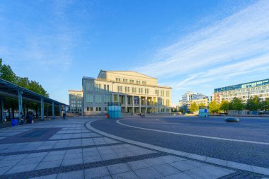 Leipzig, Almanya - 29 Eylül 2025: Leipzig, Saksonya, Almanya 'da Augustusplatz Meydanı' nda Opera binası, yerel halk ve ziyaretçiler sahnesi