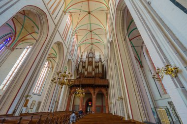 Schwerin, Almanya - 02 Ekim 2025: Schwerin, Mecklenburg-Vorpommern, kuzeydoğu Almanya 'daki Katedral' in (St.-Marien-Dom) iç manzarası