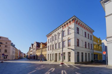 Gustrow, Almanya - 03 Ekim 2025: Kuzeydoğu Almanya 'da Mecklenburg-Vorpommern, Gustrow' daki eski bir caddenin görüntüsü