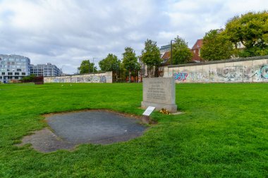 Berlin, Almanya - 05 Ekim 2025: Berlin Duvarı Anıtı, Almanya