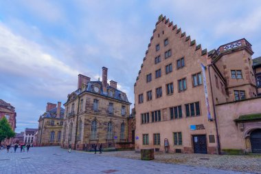 Strasbourg, Fransa - 02 Ekim 2024: Katedral meydanı manzarası, Strasbourg, Bas-Rhin, Alsace, Fransa 'da tipik evler, yerliler ve ziyaretçiler