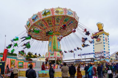 Münih, Almanya - Ekim 06, 2024: Münih, Bavyera, Almanya 'da kalabalık ve çeşitli eğlence binicilik tesisleriyle Ekim Festivali Sahnesi