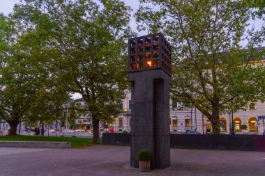 Münih, Almanya - 06 Ekim 2024: Sonsuz Alev anıtının akşam manzarası, Ulusal Sosyalizm Mağdurları Meydanı, Münih, Bavyera, Almanya