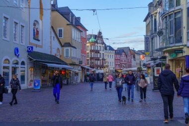 Trier, Almanya - 11 Ekim 2024: Trier, Rhineland-Palatinate, Almanya 'da çeşitli binalar, yerliler ve ziyaretçilerin bulunduğu sokak sahnesi