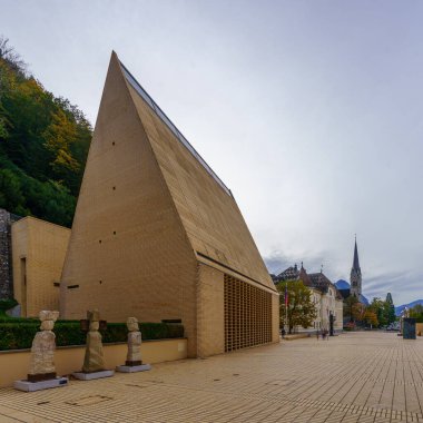 Vaduz, Lihtenştayn - 19 Ekim 2024: Vaduz, Lihtenştayn 'ın merkezinde çeşitli binalar, yerliler ve ziyaretçilerle sokak manzarası