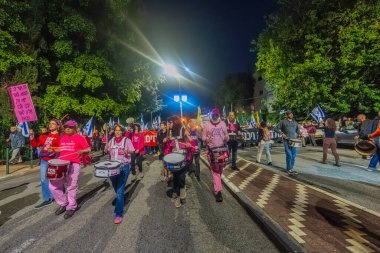 Hayfa, İsrail - 13 Aralık 2025: İnsanlar hükümete karşı yapılan ateşkesin ardından bir protesto yürüyüşüne (pembe cephe grubu) katılıyor. Hayfa, İsrail