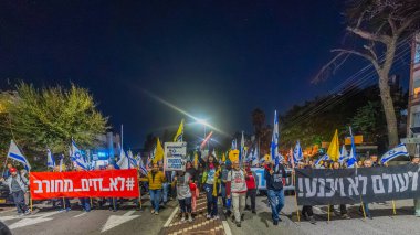 Hayfa, İsrail - 13 Aralık 2025: Çeşitli tabelaları ve bayrakları olan insanlar, ateşkes sonrasında hükümete karşı düzenlenen bir protesto mitingine katıldılar. Hayfa, İsrail