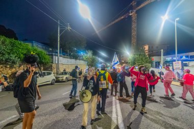 Hayfa, İsrail - 13 Aralık 2025: İnsanlar hükümete karşı yapılan ateşkesin ardından bir protesto yürüyüşüne (pembe cephe grubu) katılıyor. Hayfa, İsrail