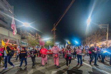 Hayfa, İsrail - 13 Aralık 2025: İnsanlar hükümete karşı yapılan ateşkesin ardından bir protesto yürüyüşüne (pembe cephe grubu) katılıyor. Hayfa, İsrail