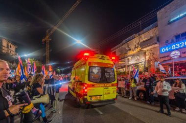 Hayfa, İsrail - 13 Aralık 2025: Bir grup protestocu hükümete karşı düzenlenen protesto mitinginde ambulansa giden yolu açtı. Hayfa, İsrail