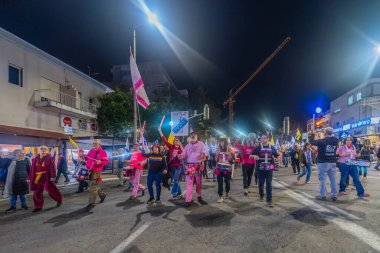 Hayfa, İsrail - 13 Aralık 2025: İnsanlar hükümete karşı yapılan ateşkesin ardından bir protesto yürüyüşüne (pembe cephe grubu) katılıyor. Hayfa, İsrail