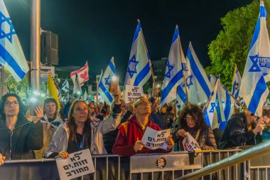 Hayfa, İsrail - 13 Aralık 2025: Çeşitli tabela ve bayraklara sahip bir grup insan, ateşkesin ardından hükümete karşı düzenlenen protestoya katıldı. Hayfa, İsrail