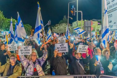 Hayfa, İsrail - 13 Aralık 2025: Çeşitli tabela ve bayraklara sahip bir grup insan, ateşkesin ardından hükümete karşı düzenlenen protestoya katıldı. Hayfa, İsrail