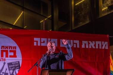 Hayfa, İsrail - 13 Aralık 2025: Eski Milli Güvenlik Başkan Yardımcısı Eran Etzion, ateşkes sonrasında hükümete karşı düzenlenen bir protesto mitinginde kalabalığa konuştu. Hayfa, İsrail