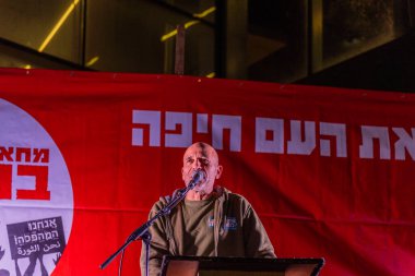 Hayfa, İsrail - 13 Aralık 2025: Oren Shvil, hükümete karşı ateşkes yapıldıktan sonra kalabalığa sesleniyor. Hayfa, İsrail