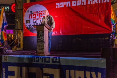 Hayfa, İsrail - 13 Aralık 2025: Oren Shvil, hükümete karşı ateşkes yapıldıktan sonra kalabalığa sesleniyor. Hayfa, İsrail