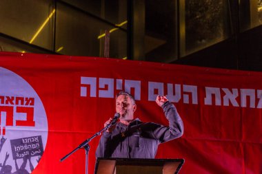 Hayfa, İsrail - 13 Aralık 2025: Eylemci Yaya Fink, ateşkes sonrasında hükümete karşı düzenlenen bir protesto mitinginde kalabalığa sesleniyor. Hayfa, İsrail