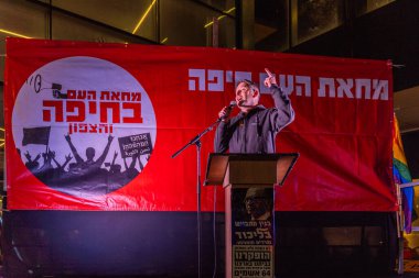 Hayfa, İsrail - 13 Aralık 2025: Eylemci Yaya Fink, ateşkes sonrasında hükümete karşı düzenlenen bir protesto mitinginde kalabalığa sesleniyor. Hayfa, İsrail