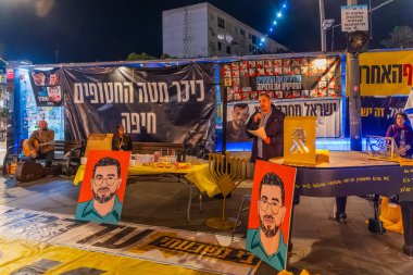 Hayfa, İsrail - 18 Aralık 2025: Rehinelere destek toplama, Hanuka Menorah 'ın beşinci mumunu yakma ve kalan son ölü rehine Ran Gvili' nin geri getirilmesi çağrısı. Hayfa, İsrail