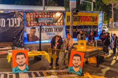 Hayfa, İsrail - 18 Aralık 2025: Rehinelere destek toplama, Hanuka Menorah 'ın beşinci mumunu yakma ve kalan son ölü rehine Ran Gvili' nin geri getirilmesi çağrısı. Hayfa, İsrail