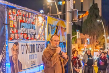 Hayfa, İsrail - 18 Aralık 2025: Rehinelere destek toplama, Hanuka Menorah 'ın beşinci mumunu yakma ve kalan son ölü rehine Ran Gvili' nin geri getirilmesi çağrısı. Hayfa, İsrail