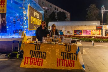 Hayfa, İsrail - 18 Aralık 2025: Rehinelere destek toplama, Hanuka Menorah 'ın beşinci mumunu yakma ve kalan son ölü rehine Ran Gvili' nin geri getirilmesi çağrısı. Hayfa, İsrail