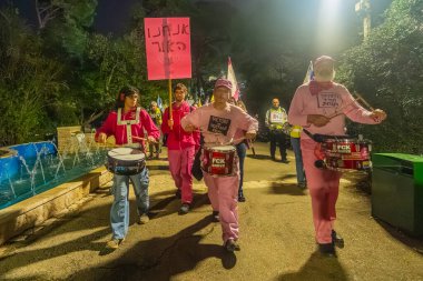 Hayfa, İsrail - 20 Aralık 2025: İnsanlar hükümete karşı yapılan ateşkesin ardından bir protesto yürüyüşüne (pembe cephe grubu) katılıyor. Hayfa, İsrail