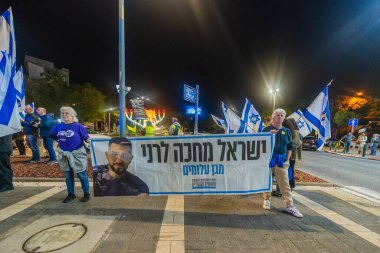 Hayfa, İsrail - 20 Aralık 2025: Çeşitli tabelaları ve bayrakları olan insanlar, ateşkes sonrasında hükümete karşı düzenlenen bir protesto mitingine katıldılar. Hayfa, İsrail