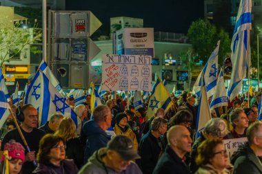Hayfa, İsrail - 20 Aralık 2025: Çeşitli tabela ve bayraklara sahip bir grup insan, ateşkesin ardından hükümete karşı düzenlenen protestoya katıldı. Hayfa, İsrail