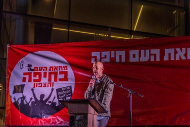 Hayfa, İsrail - 20 Aralık 2025: Ran Tagar, ateşkes sonrasında hükümete karşı düzenlenen bir protesto mitinginde kalabalığa sesleniyor. Hayfa, İsrail