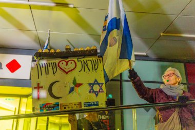 Hayfa, İsrail - 20 Aralık 2025: Çeşitli tabela ve bayraklara sahip bir grup insan, ateşkesin ardından hükümete karşı düzenlenen protestoya katıldı. Hayfa, İsrail