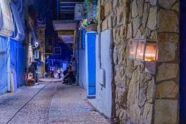 Güvenli, İsrail - 21 Aralık 2022: İsrail 'in Güvenli (Tzfat) kentinin girişine yerleştirilmiş geleneksel Menorah (Hanukah Lambası) ile Yahudi mahallesindeki bir ara sokağı görmek