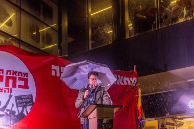 Hayfa, İsrail - 27 Aralık 2025: Offir Gutelzon, hükümete karşı düzenlenen bir protesto mitinginde kalabalığa sesleniyor. Hayfa, İsrail