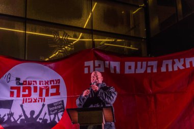 Hayfa, İsrail - 27 Aralık 2025: Protesto lideri Gonen Ben Itzhak, hükümete karşı düzenlenen bir protesto mitinginde kalabalığa konuştu. Hayfa, İsrail