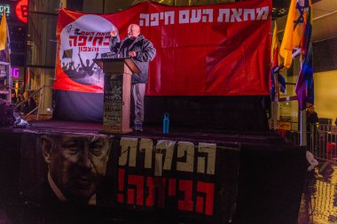 Hayfa, İsrail - 27 Aralık 2025: Protesto lideri Gonen Ben Itzhak, hükümete karşı düzenlenen bir protesto mitinginde kalabalığa konuştu. Hayfa, İsrail