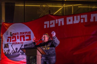 Hayfa, İsrail - 27 Aralık 2025: Protesto lideri Gali Eshet Bazak, hükümete karşı düzenlenen bir protesto mitinginde kalabalığa konuştu. Hayfa, İsrail