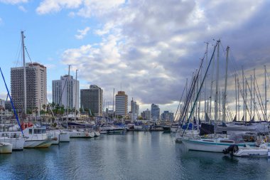 Tel Aviv, İsrail - 19 Aralık 2025: Tel Aviv, İsrail 'deki marina ve şehir silueti manzarası
